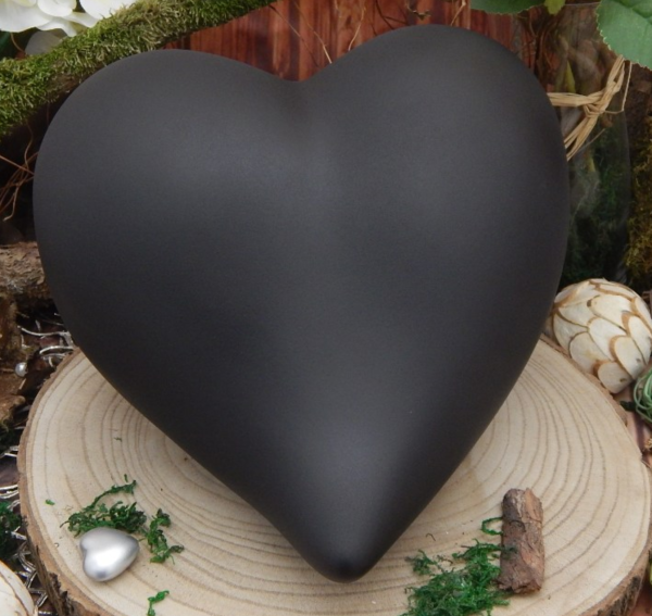 Tierurne in Herzform in Schwarz